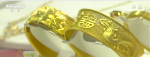 黃金市場迎來熱銷季 虎樣造型的金墜手繩備受消費者青睞