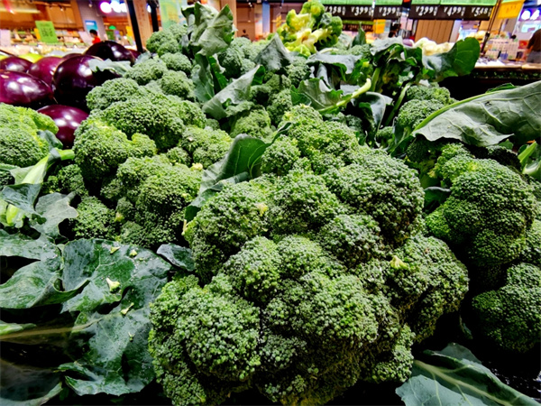 北京新发地蔬菜交易价格持续下降 蔬菜供应将更加充足