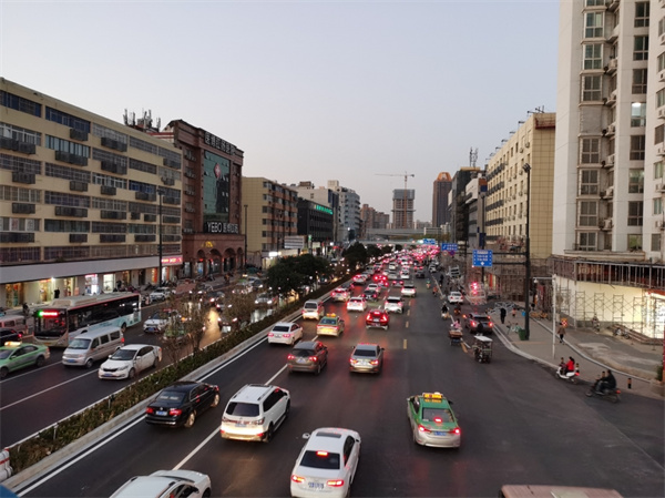 南京推出“合成服务直通车” 高频车驾管业务从窗口前台移至车内