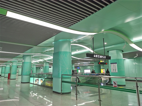 北京地鐵大興機場線智能服務機器人上崗 為乘客提供出行服務